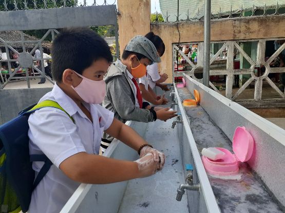 Trẻ em Trà Vinh đón niềm vui uống sữa học đường sau khi quay lại trường
